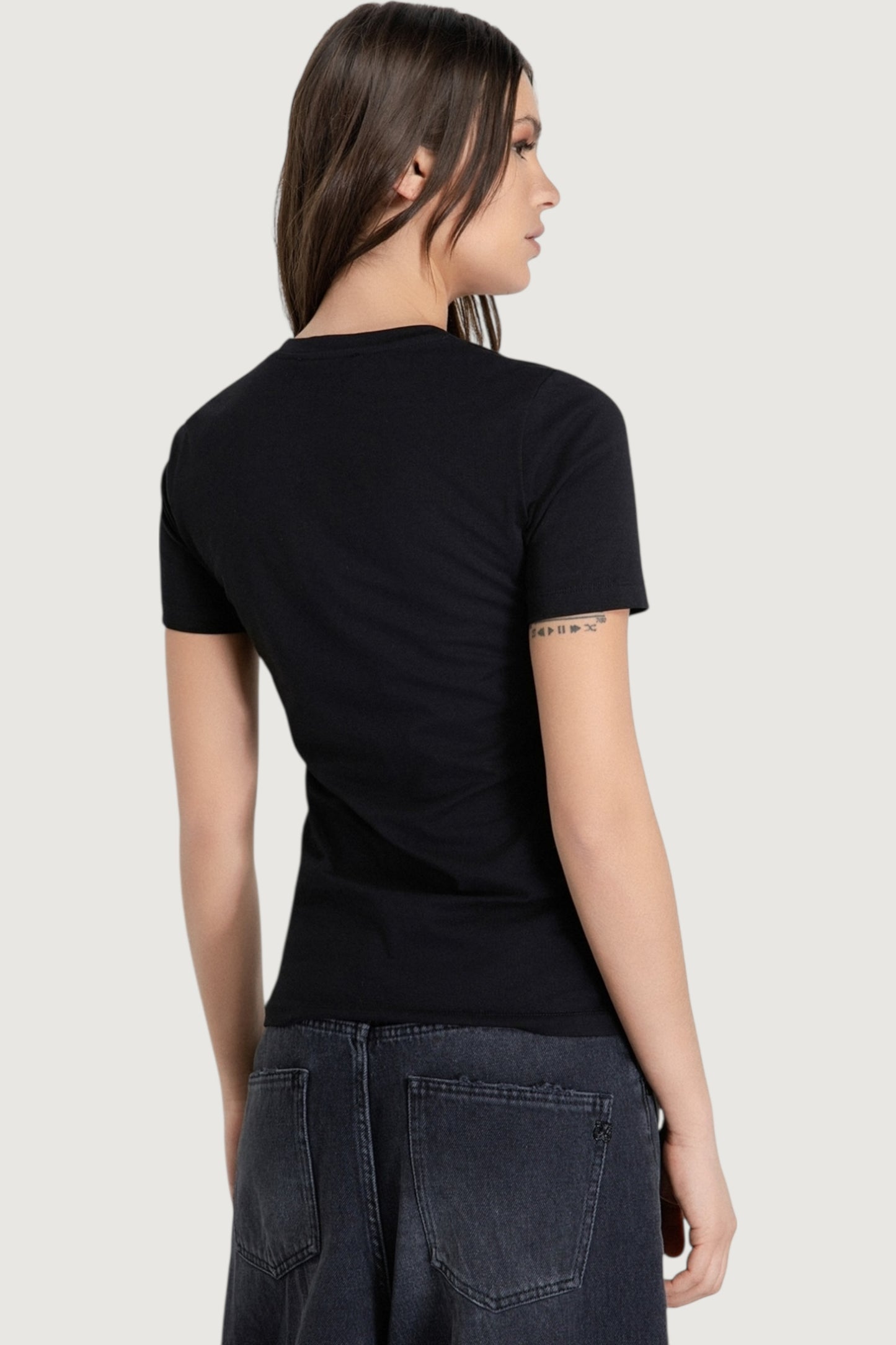 T-shirt girocollo con logo glitter