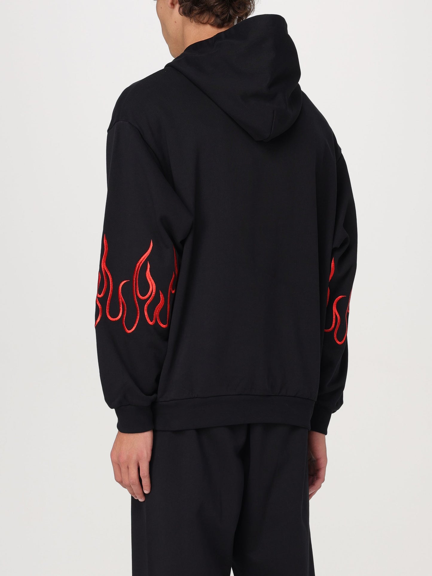 Felpa con cappuccio e fiamme rosse