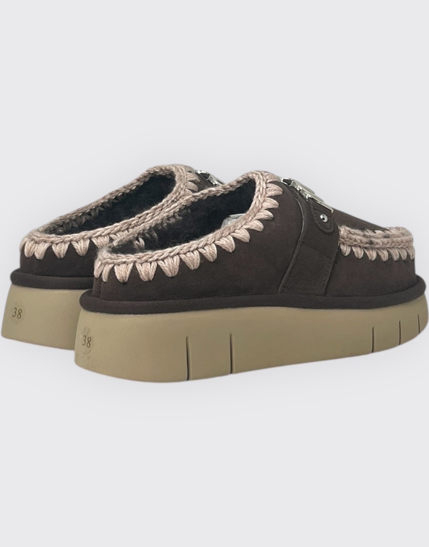 Bounce clog metal logo