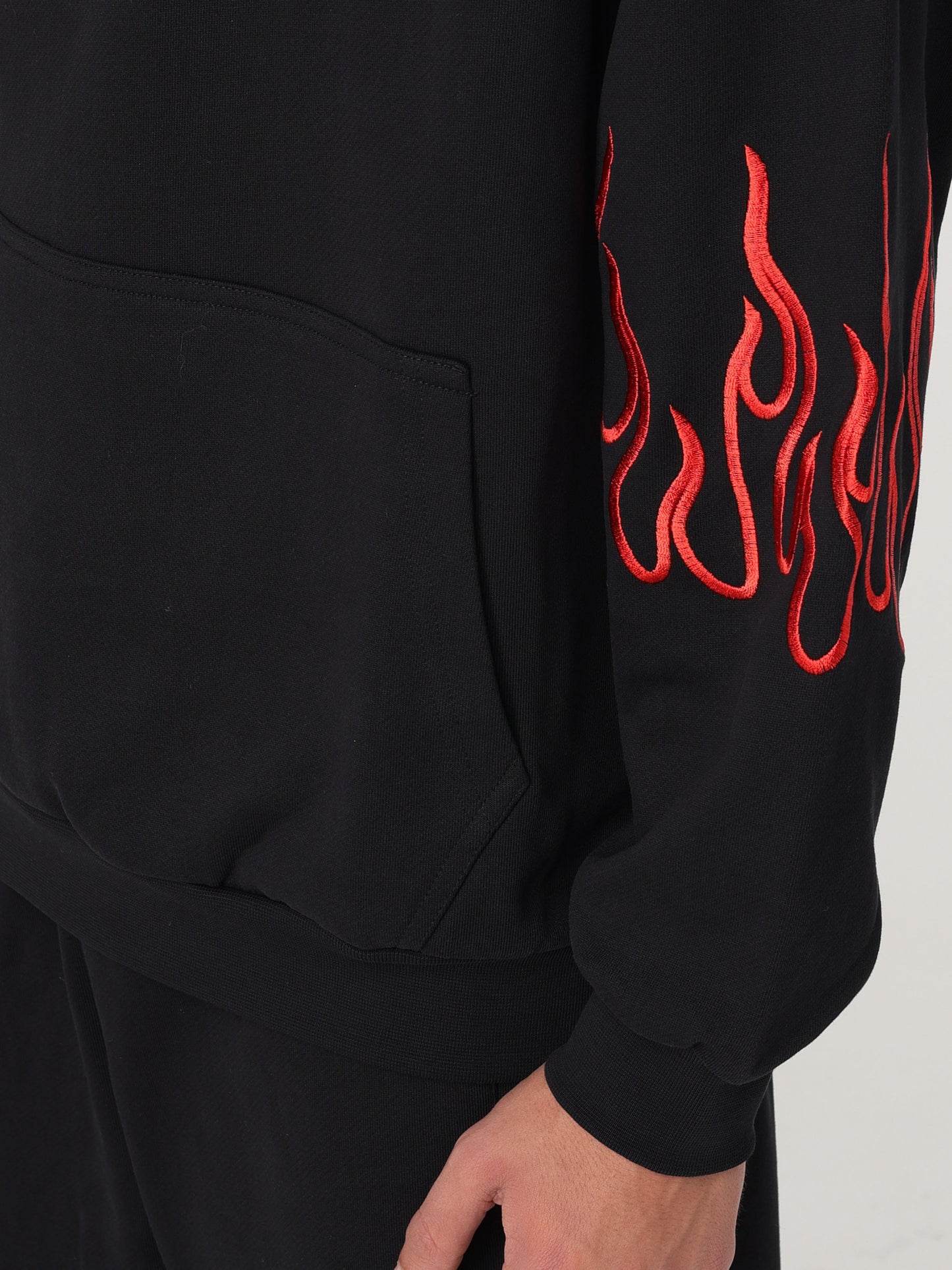 Felpa con cappuccio e fiamme rosse