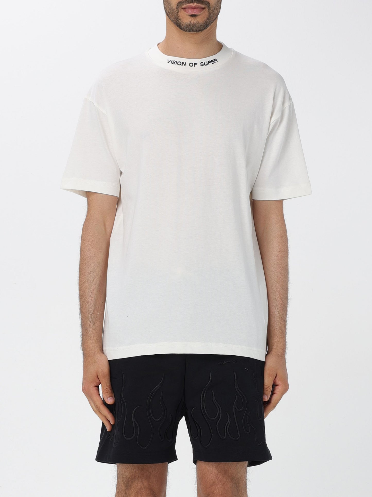 T-shirt basic con logo ed etichetta in metallo