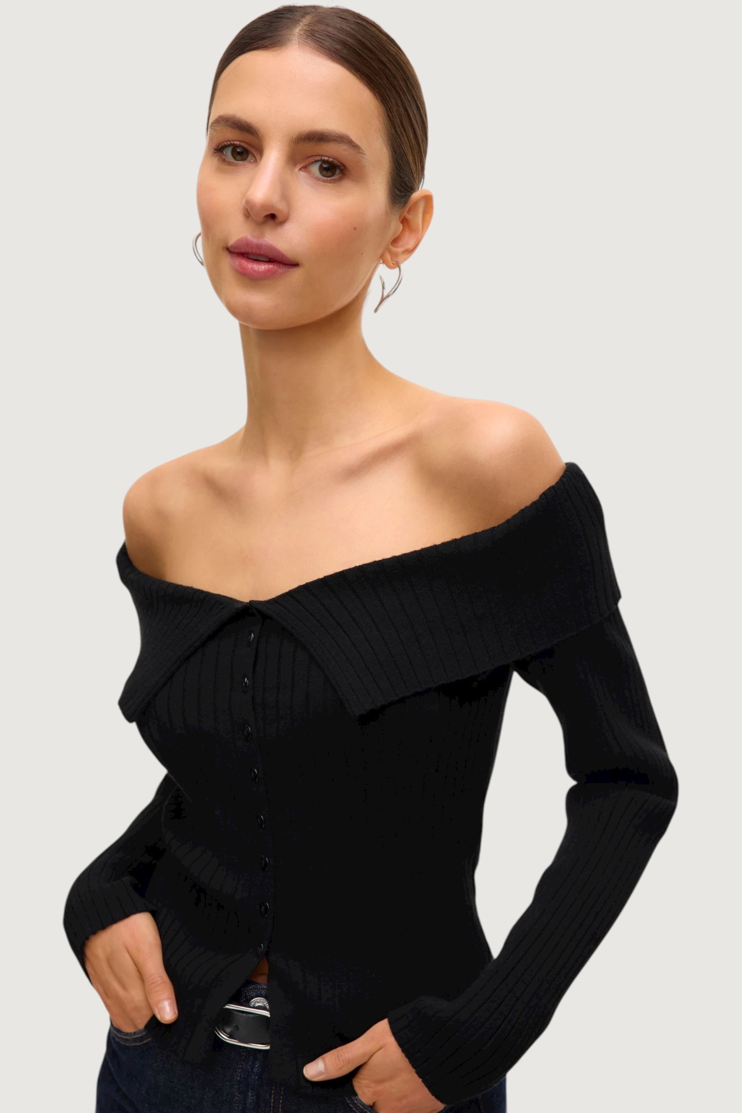 Sia off shoulder pull