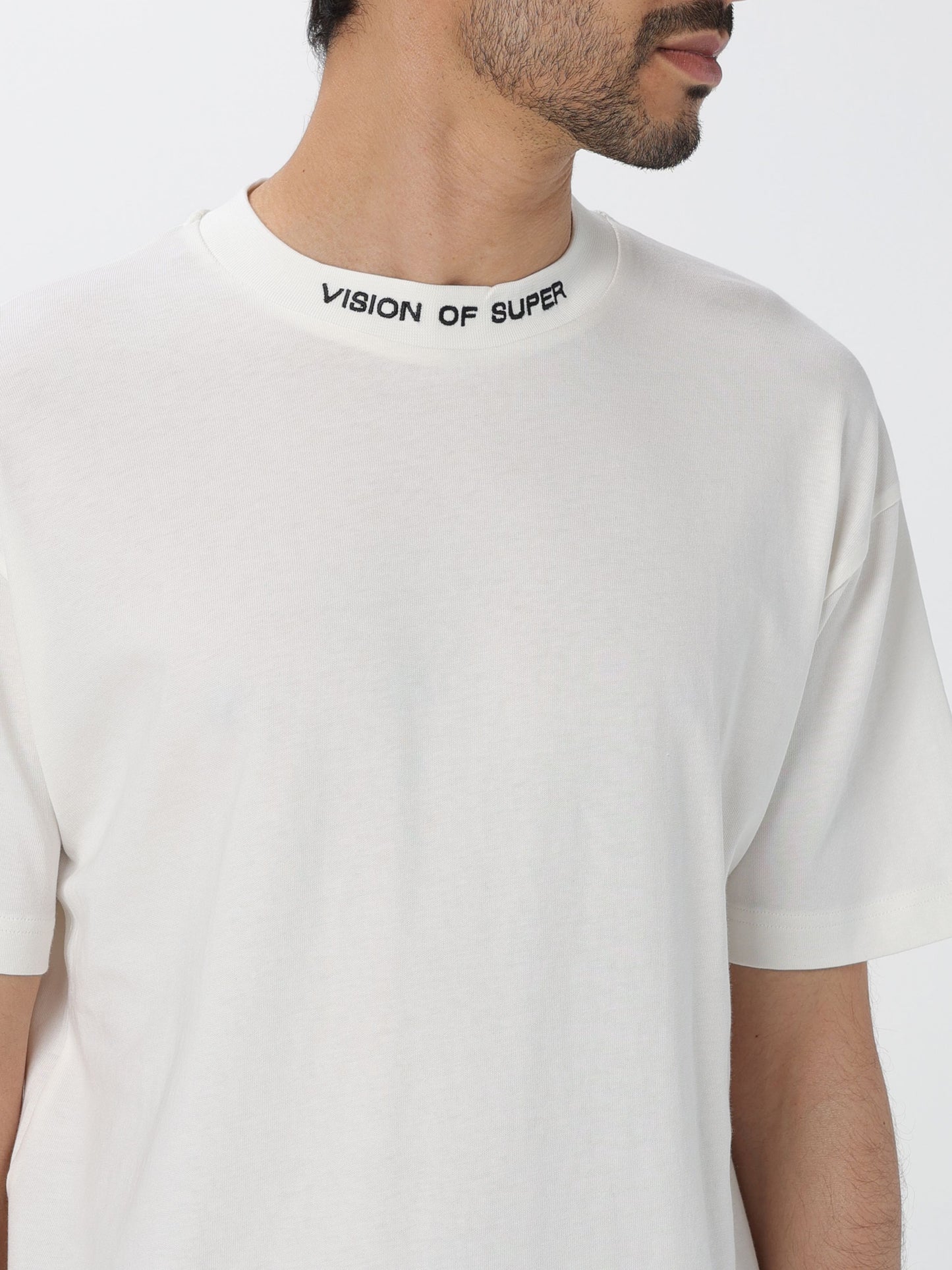 T-shirt basic con logo ed etichetta in metallo
