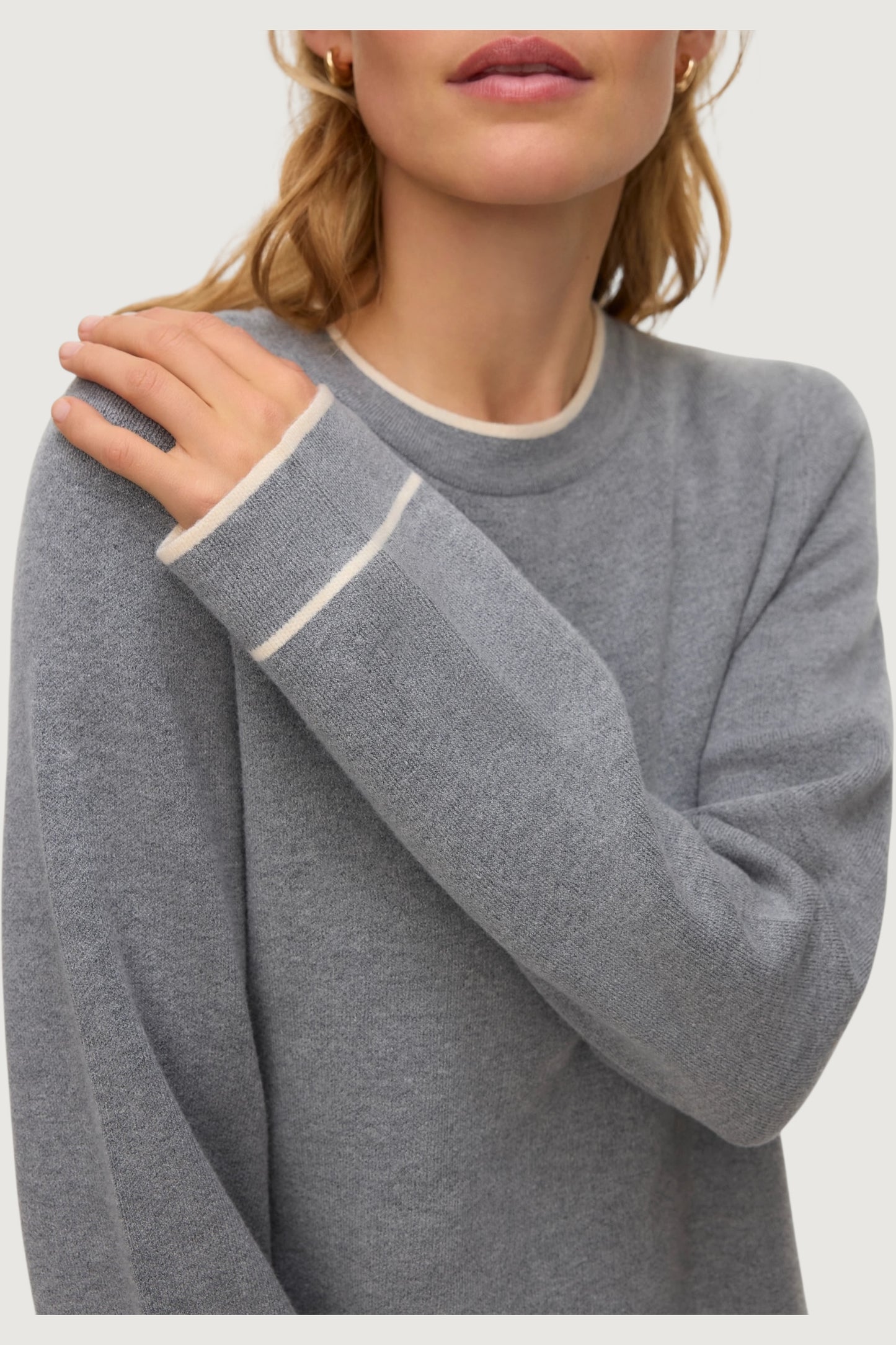 Gold neck contrast pull