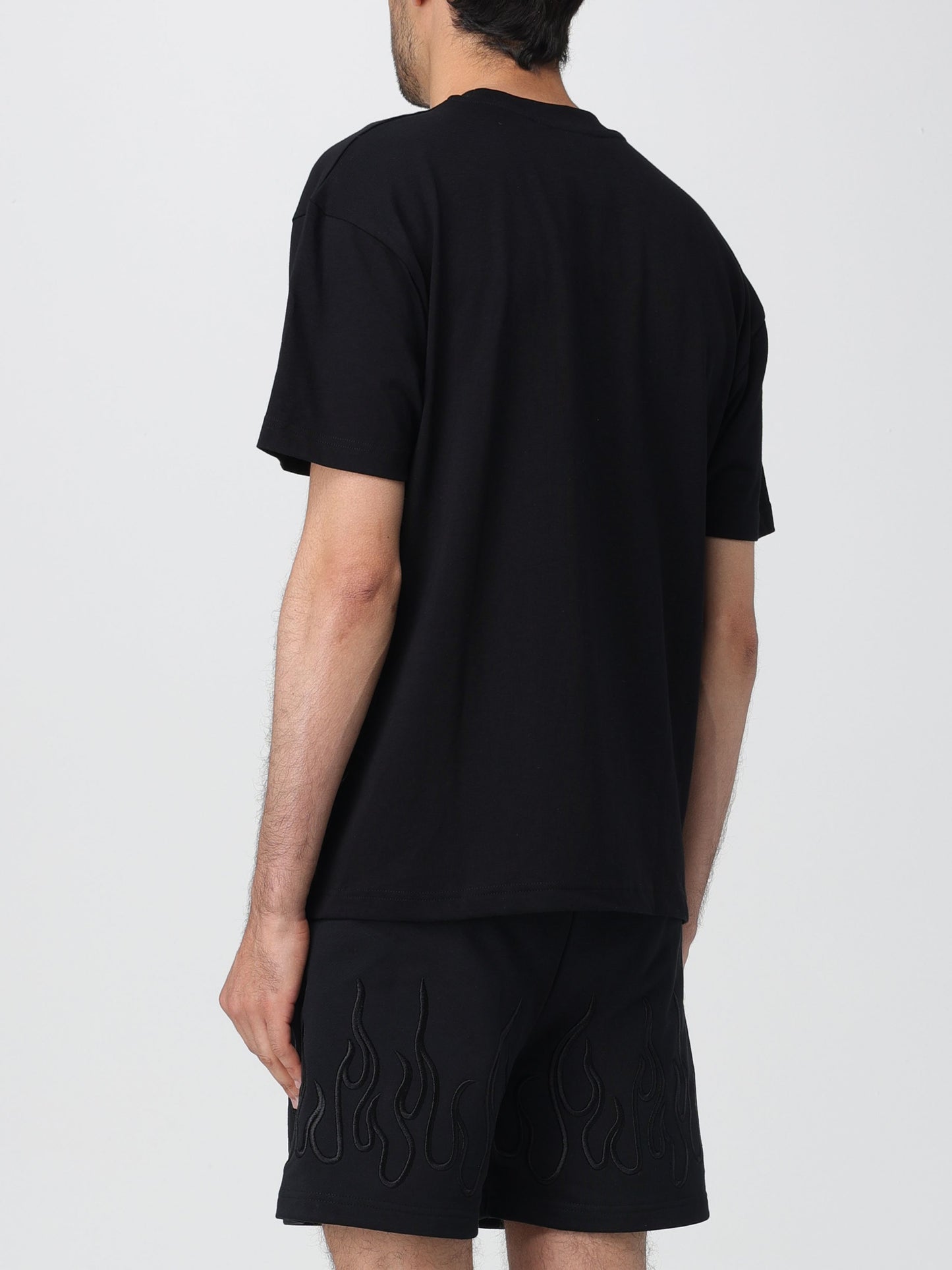 T-shirt basic con logo ed etichetta in metallo